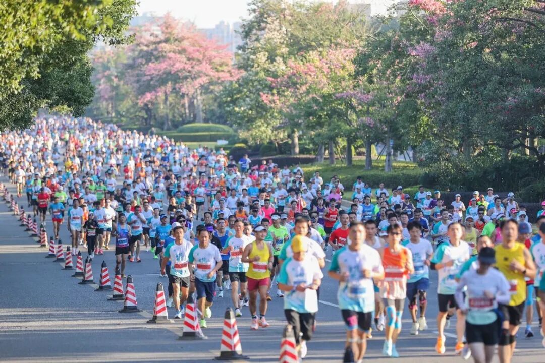 燃情晋江 跑出精彩|强辉×2025晋江马拉松热血开跑